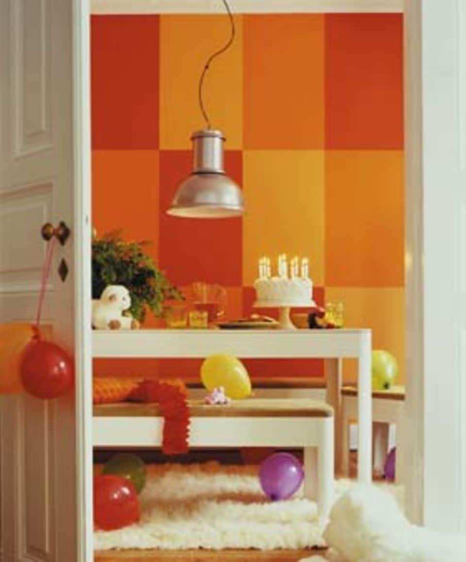 Wenn Sie eine Wand im Raum einmal auf etwas andere Weise farbig betonen wollen, dann ist dieses Schachbrettmuster eine gute Möglichkeit (zwei Wände würde Unruhe schaffen). Zum Einsatz kommen harmonische Farbmixe wie der gezeigte in Gelb- und Rottönen. Wagemutigere Maler kombinieren auch Komplementärfarben. Praktische Hinweise zum Selbermachen finden Sie in unseren Maltipps.