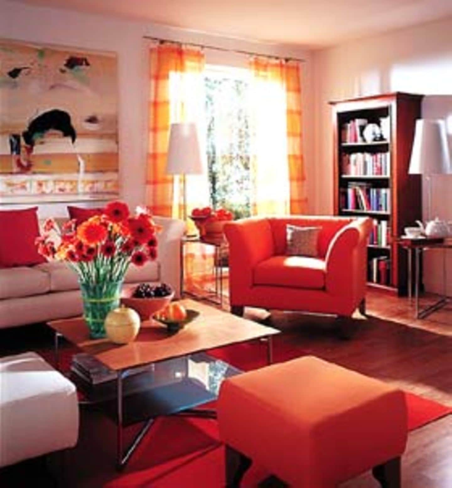 Kirschholz braucht zwei Dinge, um perfekt zu wirken: Warme Farben zur Unterstützung des Holztons und neutrale Farben, damit man im Raum auch noch Luft bekommt. Hier bilden Weiß an den Wänden und in den Sofas zusammen mit rot-orangen Tönen in Kissen, Sessel und Vorhängen die Kulisse für einen schönen Auftritt der klassischen Kirschholzmöbel.