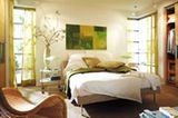 Sanfte Grüntöne zu Weiß sorgen für Entspannung im Schlafzimmer und erinnern an Frühling. Die schlichten Wände und Decken erlauben ein Farbspiel quer durch die Grünpalette - von dem ins gelbliche gehendem Lindgrün der Vorhänge bis zum Moosgrün in der Tagesdecke. Geschickt vereint sind alle Töne dann im Bild über dem Bett. Ideale Ergänzung: Schlicht gehaltene Möbel in hellen Naturfarben.