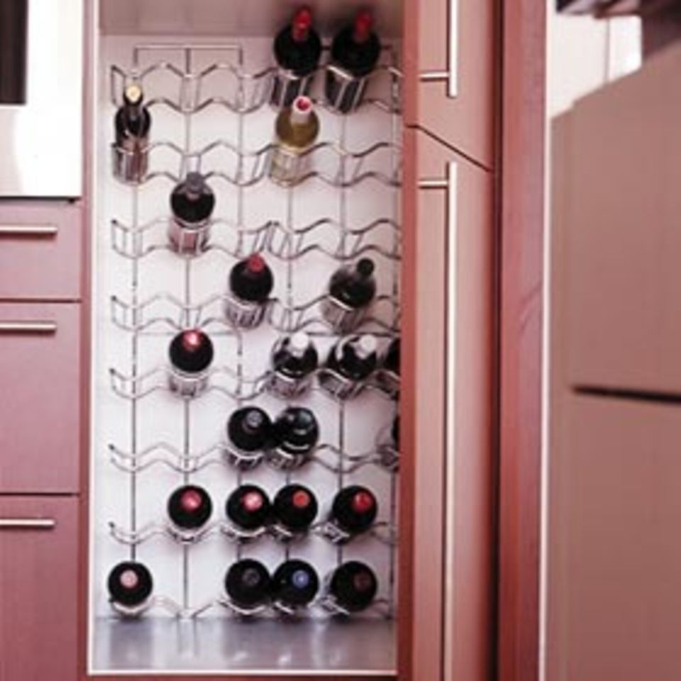 Das Weinregal hinter der Küchenfront ist ein guter und praktischer Platz für die Lagerung von edlen Tropfen. Bis zu 40 Flaschen werden hier sachgerecht und griffbereit untergebracht.