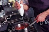 Der elektrische "Zauberstab" ist ein wichtiger kleiner Helfer. Und das nicht nur beim Zubereiten von Saucen aller Art, sondern auch für eine gelungene Tomatensuppe.