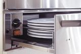 Der Tellerwärmer unter dem Dampfgarer garantiert, dass das Essen keinen "Kälteschock" bekommt. Bis zu acht große Essteller können hier vorgewärmt werden.