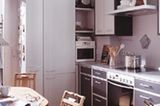 Die Einrichtung zeigt, dass auch in einer klassischen Zeile alles untergebracht werden kann, was in einer modernen Küche benötigt wird. In den Hochschränken an der Seitenwand gibt es genügend Stauraum für Utensilien und Geschirr, das Glaskeramik-Kochfeld über dem Backofen bietet links und rechts genügend Arbeitsfläche, der Dunstabzug wird von zwei Oberschränken eingerahmt. Küche: Alno "Alnotec" in Graphit und Arktisgrau Küchenstudio: Grambow & Widmer Ellerried 7 19061 Schwerin Fon: 0385-646450 info@ihrekueche.de www.alno.de