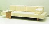 Mit seiner Breite von 260 cm bietet das Sofa "I Tronchi" auch noch Platz für eine edle Ablagefläche aus Bronze. Preis: auf Anfrage Dema Via delle Città 33 I-50052 Certaldo (Fi) Fon +39 0571-651232 Fax +39 0571-651233 Internet: www.dema.it