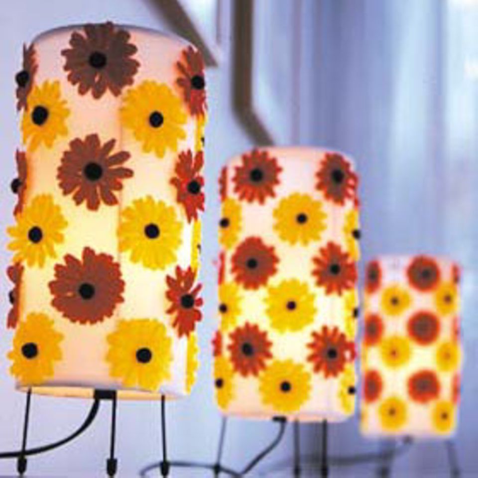 Veredelt Setzen Sie schlichte Lampenschirme ins rechte Licht. Einfach je nach Geschmack verschiedenfarbige Kunstblüten der Reihe nach aufkleben oder aufnähen. Das Foto Schulterblatt 84 20357 Hamburg Tel. (0 40) 4 39 37 95