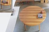 Praktisch in jedem Fall: Aus einem runden wird ein rechteckiger Tisch. Mit Hilfe einer leichten Ausziehtechnik verwandelt sich der Tisch mit einem Durchmesser von 90 cm in einen mit 160 cm Länge. Tisch: Acca Molteni 20034 Giussano (Milano) Italia Fon: +34(0)3623591 Fax: +34(0)362654448 www.molteni.it