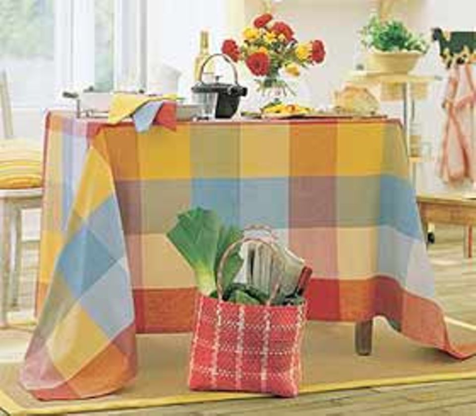 Moderner Landhausstil: Karos in frischen Farben machen die Baumwoll-Tischdecke zu einem Hingucker. Ab 9,90 Euro. Jetzt bestellen