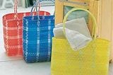 Ob zum Einkaufen oder für den Strand: Diese Kunststofftasche sieht gut aus, ist sehr stabil und steckt jede Menge weg! Für 9,90 Euro in den Farben rot/weiß, gelb/weiß oder blau/weiß. Jetzt bestellen
