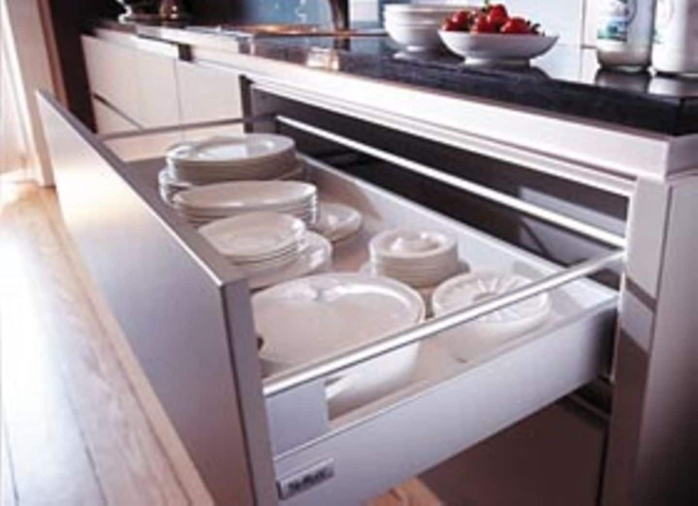 In den großen Schubladen mit Vollauszug findet jede Menge Geschirr einen guten Platz. Gewichtsprobleme gibt es nicht, die Schubladen können problemlos bis zu 120 Kilogramm tragen.