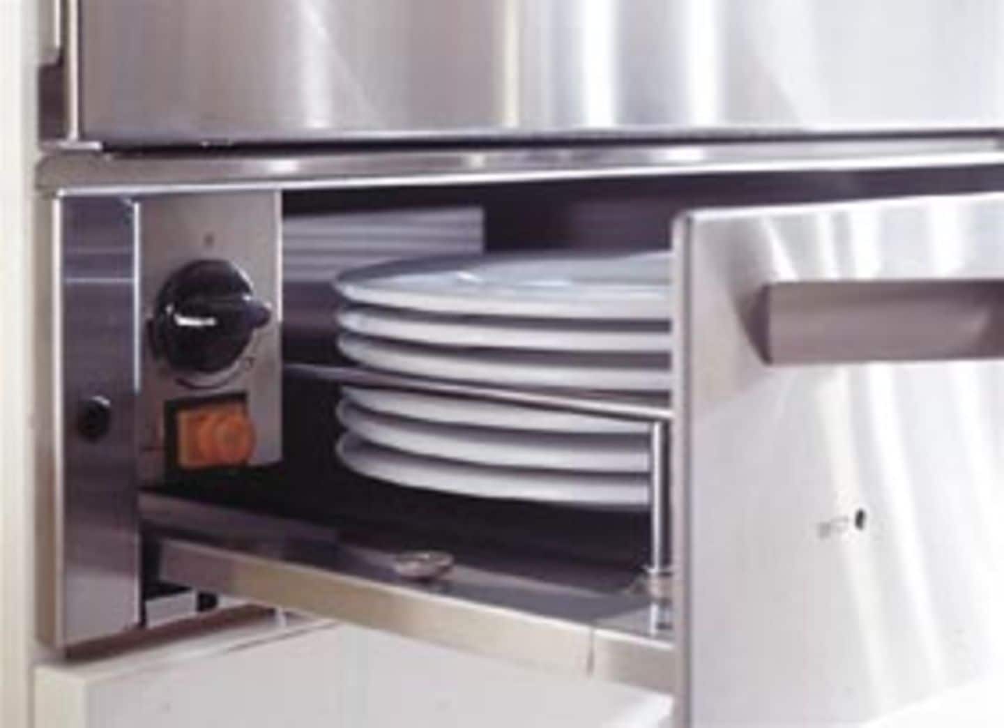 Der Tellerwärmer unter dem Dampfgarer garantiert, dass das Essen keinen "Kälteschock" bekommt. Bis zu acht große Essteller können hier vorgewärmt werden.
