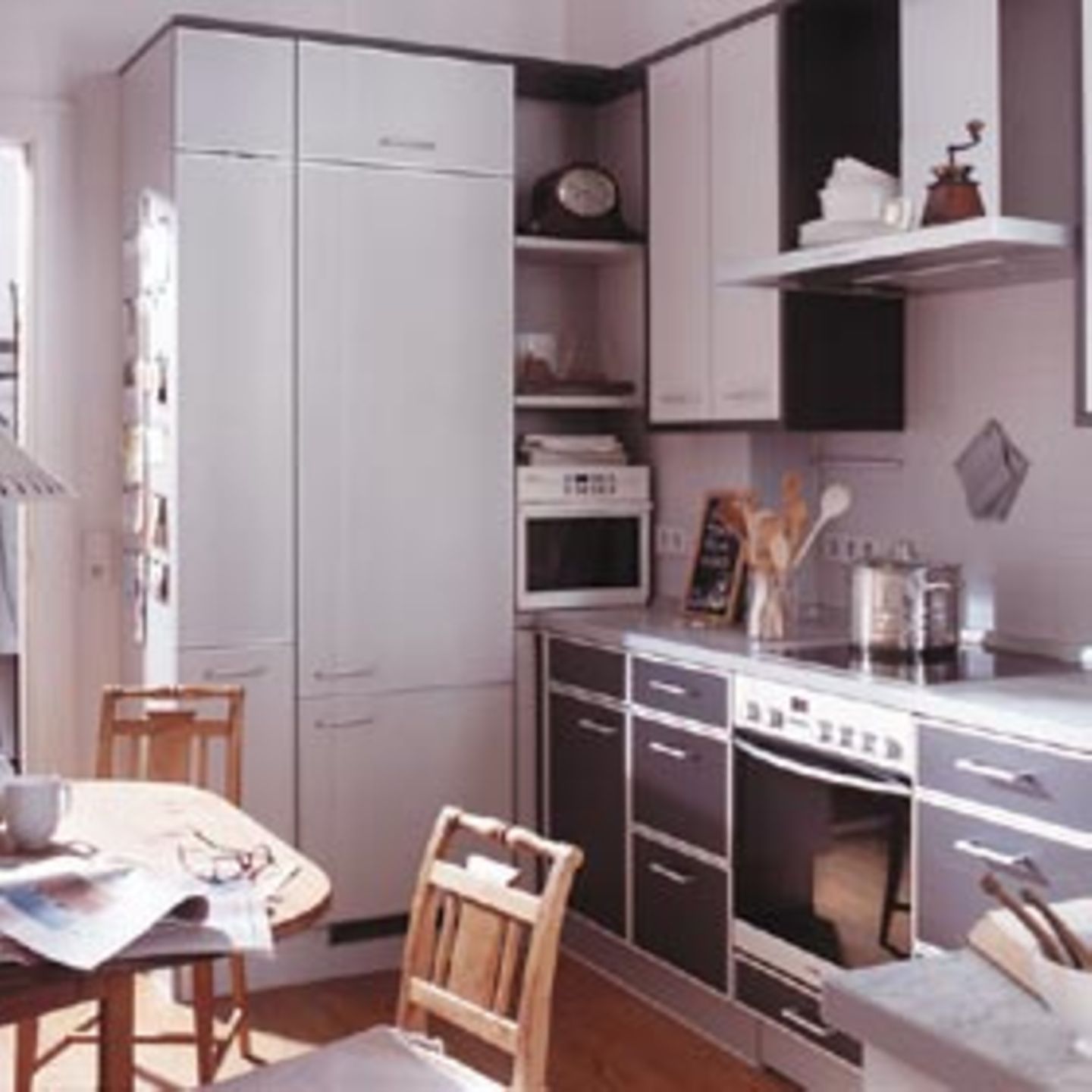 Die Einrichtung zeigt, dass auch in einer klassischen Zeile alles untergebracht werden kann, was in einer modernen Küche benötigt wird. In den Hochschränken an der Seitenwand gibt es genügend Stauraum für Utensilien und Geschirr, das Glaskeramik-Kochfeld über dem Backofen bietet links und rechts genügend Arbeitsfläche, der Dunstabzug wird von zwei Oberschränken eingerahmt. Küche: Alno "Alnotec" in Graphit und Arktisgrau Küchenstudio: Grambow & Widmer Ellerried 7 19061 Schwerin Fon: 0385-646450 info@ihrekueche.de www.alno.de