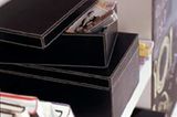 Hochstapelei Keine Angst vor Hochstapelei! Stellen Sie am besten gleich mehrere Lederboxen mit den eleganten Ziernähten übereinander. Darin findet sich viel Platz für schöne Dinge: Briefe, Notizen und Fotos lassen sich in den Schachteln in diversenen Größen ordentlich verstauen. So bekommt man Lust, die Erinnerungen von Zeit zu Zeit aus ihrer hübschen Verpackung zu nehmen. Lederboxen "Habana" Material: schwarzes Leder mit hellen Steppnähten Maße: 30 x 20 x 13 cm; 35 x 25 x 17 cm; 40 x 30 x 21 cm Preis: ab 108 Euro Hersteller: Christine Kröncke Interior Design Thierschstraße 37 80538 München Fon (089) 21 88 91-0 Fax (089) 21 88 91-19 www.kroencke.net