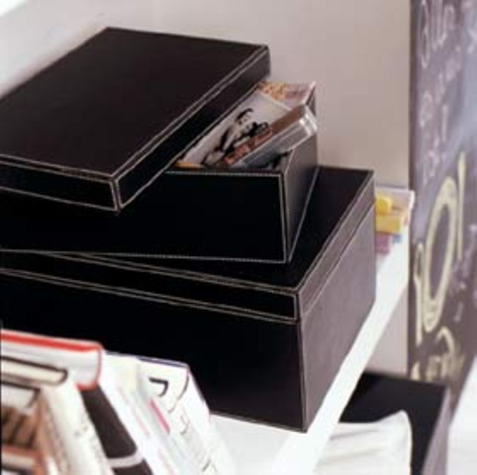 Hochstapelei Keine Angst vor Hochstapelei! Stellen Sie am besten gleich mehrere Lederboxen mit den eleganten Ziernähten übereinander. Darin findet sich viel Platz für schöne Dinge: Briefe, Notizen und Fotos lassen sich in den Schachteln in diversenen Größen ordentlich verstauen. So bekommt man Lust, die Erinnerungen von Zeit zu Zeit aus ihrer hübschen Verpackung zu nehmen. Lederboxen "Habana" Material: schwarzes Leder mit hellen Steppnähten Maße: 30 x 20 x 13 cm; 35 x 25 x 17 cm; 40 x 30 x 21 cm Preis: ab 108 Euro Hersteller: Christine Kröncke Interior Design Thierschstraße 37 80538 München Fon (089) 21 88 91-0 Fax (089) 21 88 91-19 www.kroencke.net