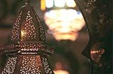 Aladins Wunderlampe Ein Flair von 1000 und einer Nacht verbreitet die Leuchte in der Tradition marokkanischen Kunsthandwerks. Die Lampe erleuchtet die Nacht hinter filigranem Glasmosaik. Marrakech Interieur Luisenstr. 68 36355 Grebenhein Fon: (089) 479886 Fax: (089) 47087314 www.marrakech-interieur.de