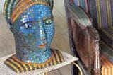 Kopfskulptur Eine besonders originelle Mosaikarbeit ist die dreidimensionale Kopfskulptur. Ihre ästhetische Wirkung entfaltet sie durch die besondere Verlegetechnik und das kontrastreiche Farbenspiel aus türkisen und orangefarbenen Glassteinen. (Quelle: Die Kunst des Mosaiks, Verlag Callwey)