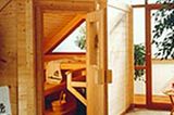Eine Sauna muss nicht zwingend im Badezimmer untergebracht werden. In diesem Fall ist die sie auf einem Dachboden eingebaut worden. Unter der Schräge verwandelt dieses Modell den Dachboden in ein 5-Sterne-Spa. B+S Finnland Sauna GmbH Industriestr. 15 48249 Dülmen Fon: 02594/965-0 Fax: 02594/965-90 www.welt-der-sauna.de