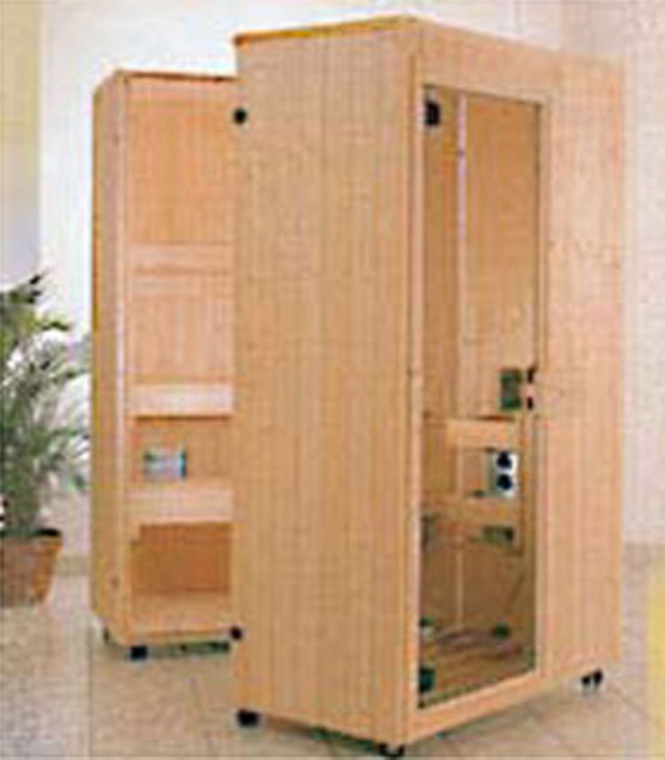 Für mobile Sauna-Fans: Für diese kleine Sauna findet sich garantiert ein Platz (B122 x T122 x H196 cm). Ohne Montage ist sie im Nu betriebsbereit. Es werden einfach nur die zwei fertig montierten Teile zusammensteckt. Außerdem ist sie wegen der Rollen beweglich und hat auf Grund eines leistungsstarken Saunaheizgeräts eine sehr kurze Aufheitszeit. Knüllwald Helo Sauna Hüttenmühle 34593 Knüllwald-Wallenstein Fon: 05686/998-0 Fax: 05686/998-147 info@knuellwald-sauna.de www.knuellwald-sauna.de