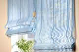 Sanfte Formen für Schlaf- oder Kinderzimmer: Das Raffrollo mit seinen blauen und weißen Streifen entspannt nicht nur Augen und Sinne - es sieht auch besonders dekorativ aus selbst wenn es hochgezogen ist. Detailinformation und Bestellmöglichkeit