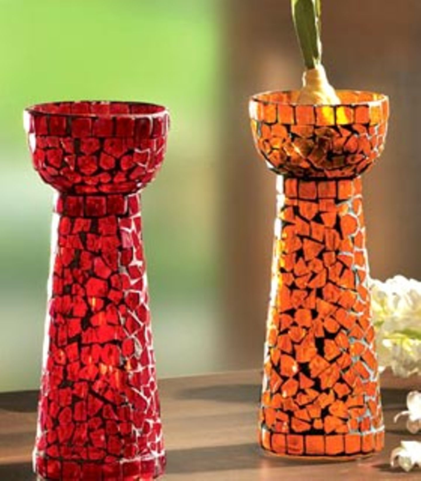 Von den roten und orangen Hyazinthen-Vasen, die Tische, Fensterbänke oder Kommoden schmücken, kann man seinen Blick so schnell nicht mehr wenden. Diesen würdigen Platz für die beliebte Frühlingsbotin Hyazinthe macht das handgefertigte Glasmosaik so besonders. Und damit sich eine Pflanze nicht so einsam fühlt, gibts die Vasen gleich im 2er-Set. Detailinformation und Bestellmöglichkeit