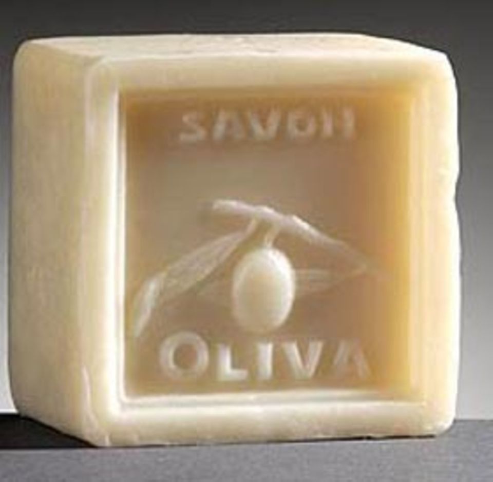 Olivenöl-Seife 80 Prozent bestes ligurisches Olivenöl machen diese Seife aufgrund ihrer rückfettenden Eigenschaften zu einem Waschstück der besonders hautfreundlichen Art. Natürlich hergestellt ohne Duftstoffe, neutraler ph-Wert. Preis: 4,95 Euro (300 g) Torquato AG Am Spakenberg 45 21500 Geesthacht Tel. (0 41 52) 80 14 00 Fax (0 41 52) 80 15 55 Email: info@torquato.de weitere Details bei torquato.de