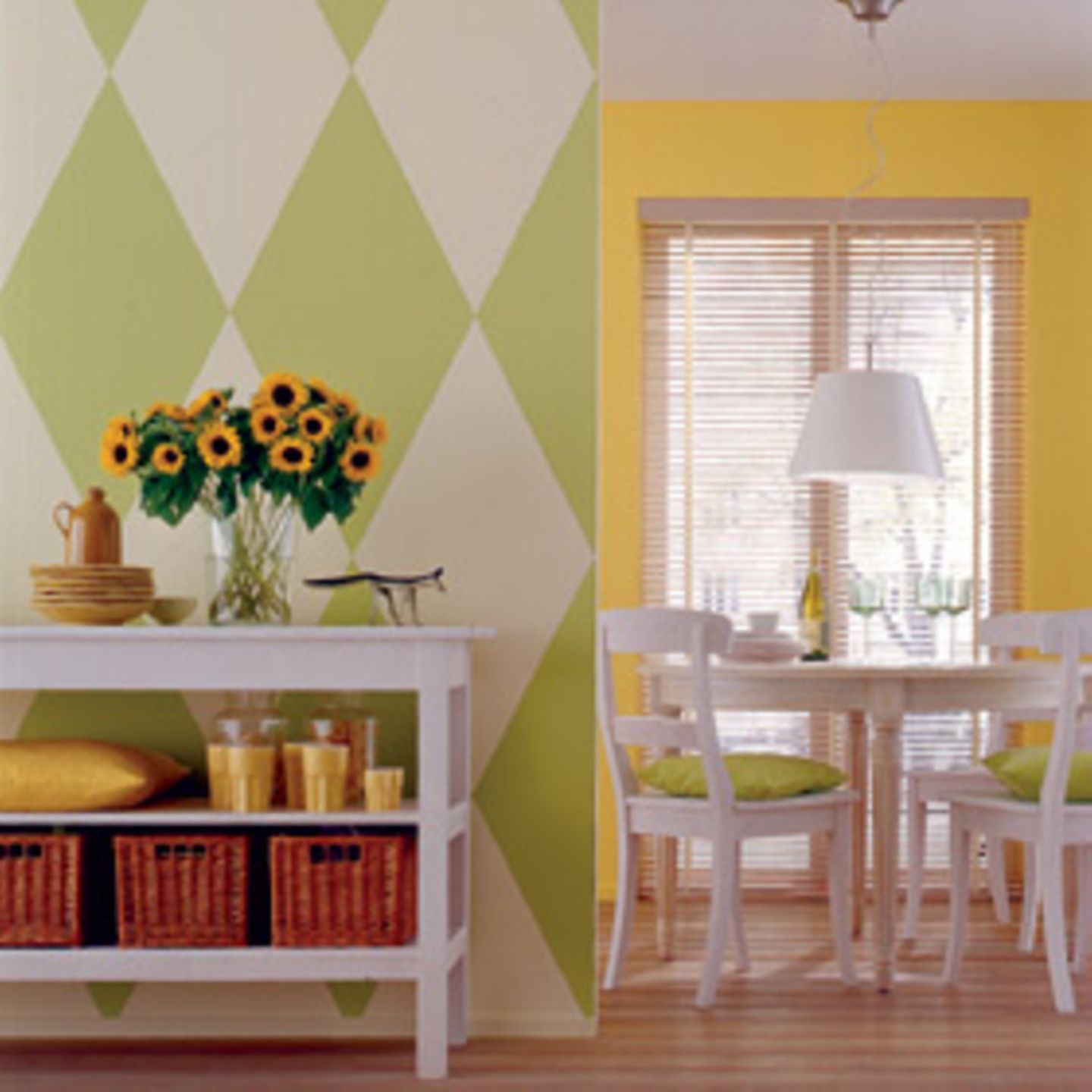 Pastelltöne Frische Farben wie "Farn", "Melone" und "Limone" sorgen dafür, dass in der Wohnung das ganze Jahr über Frühlingsstimmung herrscht. Denn helle Gelb- und Grüntöne assoziieren wir mit Licht, Wachstum und Neubeginn. Eine gewagte Formenkombination bei dezenter Farbwahl ist die Wand mit den grafischen Formen in den Tönen "Farn" und "Limone".