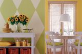 Pastelltöne Frische Farben wie "Farn", "Melone" und "Limone" sorgen dafür, dass in der Wohnung das ganze Jahr über Frühlingsstimmung herrscht. Denn helle Gelb- und Grüntöne assoziieren wir mit Licht, Wachstum und Neubeginn. Eine gewagte Formenkombination bei dezenter Farbwahl ist die Wand mit den grafischen Formen in den Tönen "Farn" und "Limone".