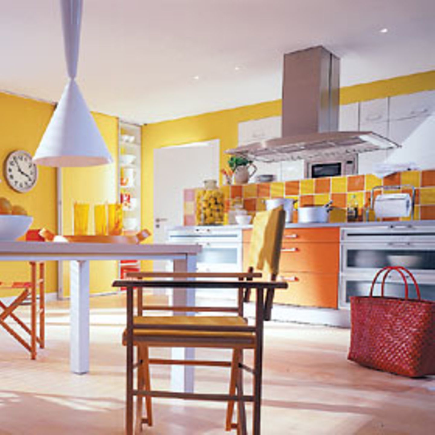 Sonniges Kochen In dieser fröhlichen Küche gelingt jedes Gericht! Leuchtendes Gelb strahlt von den Wänden und wird im Bereich der Küchenzeile mit warmem Orange kombiniert. Verbindendes Element sind die Fliesen: Sie wechseln sich in schöner Regelmäßigkeit ab und greifen sowohl das Gelb als auch das Orange der Küchenmöbel auf. Für Ruhe sorgt viel schlichtes Weiß. Küche: Nolte Windmühlenweg 153 32584 Löhne Fon (05732) 899400 www.nolte-kuechen.de Fliesen: Villeroy & Boch Postfach 1120 66688 Mettlach Fon (06864) 810 www.villeroy-boch.de Hängeleuchten: Flos Via Angelo Faini 2 I-25073 Bovezzo Fon (+39) 03024381 www.flos.com