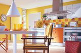 Sonniges Kochen In dieser fröhlichen Küche gelingt jedes Gericht! Leuchtendes Gelb strahlt von den Wänden und wird im Bereich der Küchenzeile mit warmem Orange kombiniert. Verbindendes Element sind die Fliesen: Sie wechseln sich in schöner Regelmäßigkeit ab und greifen sowohl das Gelb als auch das Orange der Küchenmöbel auf. Für Ruhe sorgt viel schlichtes Weiß. Küche: Nolte Windmühlenweg 153 32584 Löhne Fon (05732) 899400 www.nolte-kuechen.de Fliesen: Villeroy & Boch Postfach 1120 66688 Mettlach Fon (06864) 810 www.villeroy-boch.de Hängeleuchten: Flos Via Angelo Faini 2 I-25073 Bovezzo Fon (+39) 03024381 www.flos.com