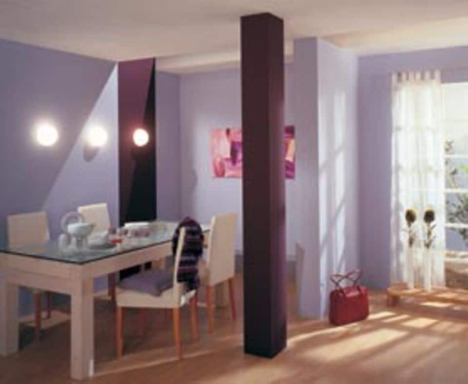 SCHÖNER WOHNEN Trendfarbe: Lavendel (Wände), Aubergine (Säulen)