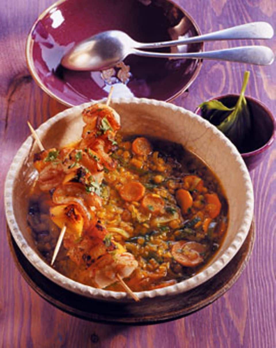 Rezept: Curry-Linsensuppe mit Garnelen-Mangospiessen