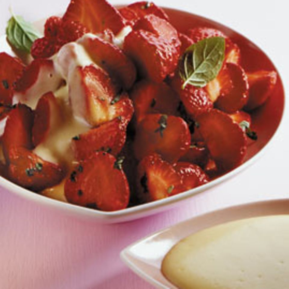 Rezept: Erdbeersalat mit Kokos-Sabayon
