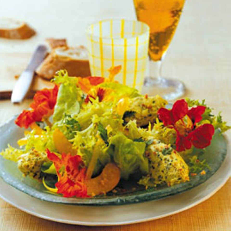 Rezept: Frischkäse-Bällchen auf Blattsalaten