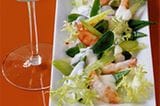 Rezept: Garnelencocktail im bunten Salatbett