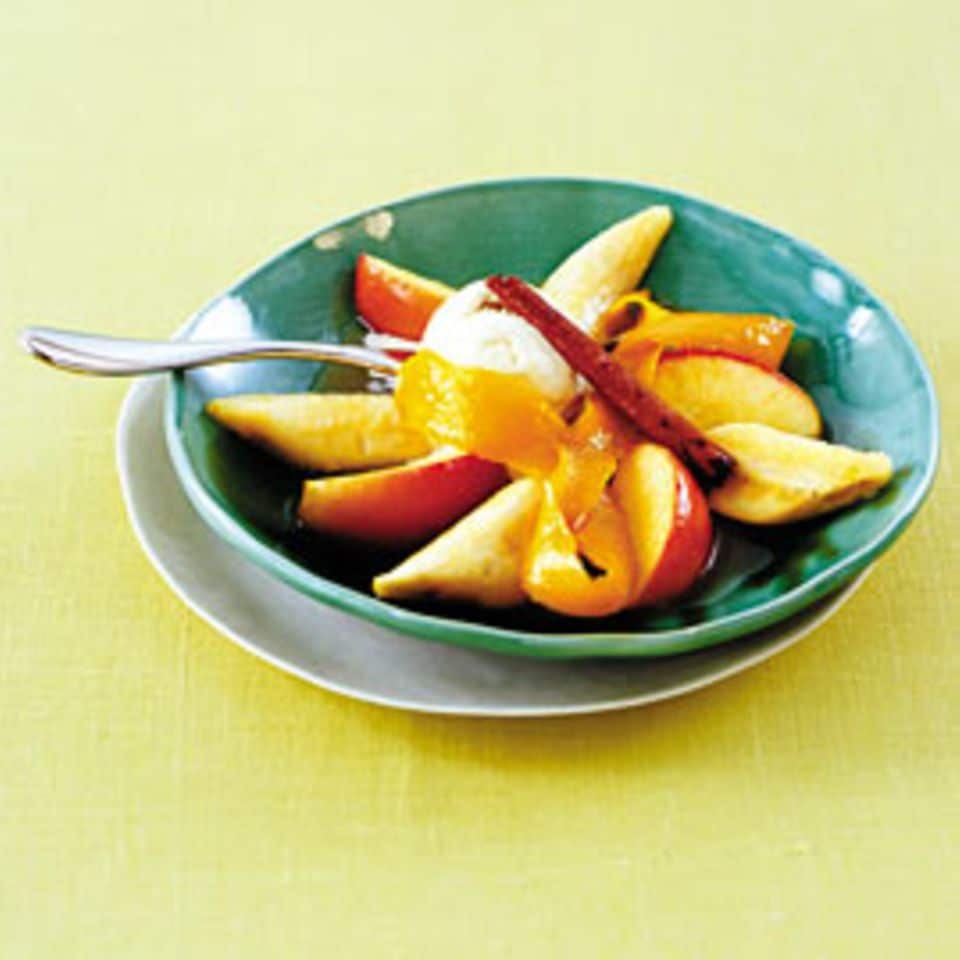 Rezept: Gebackene Bananen und Äpfel mit Ahornsirup, Zimt und Vanilleeis