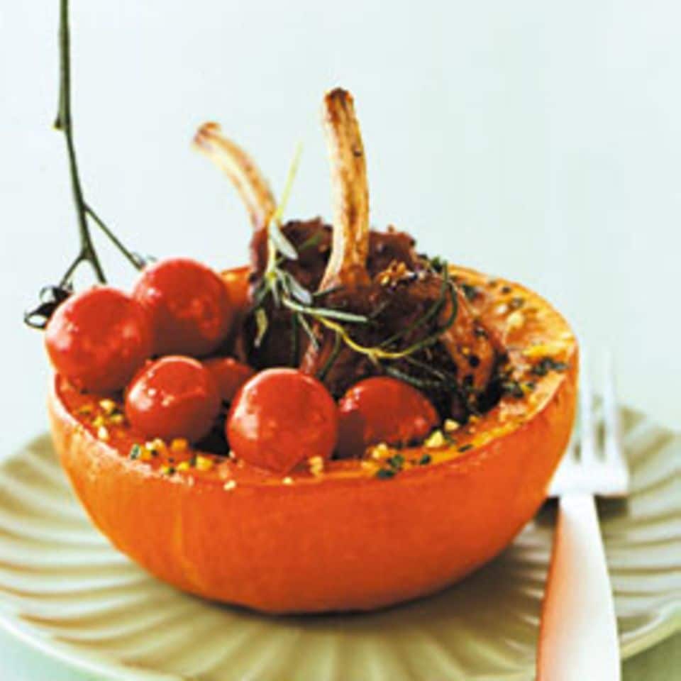Rezept: Gebackener Kürbis mit Tomaten, Rosmarin und gebratenen Lammkoteletts