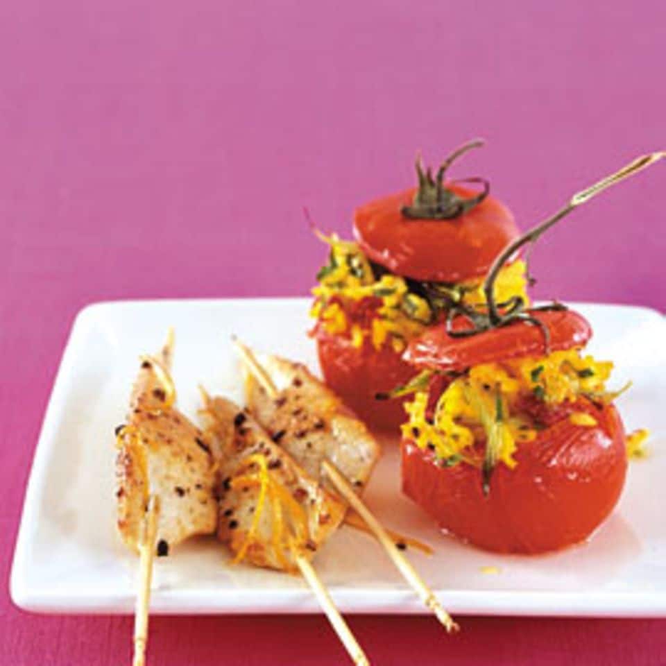 Rezept: Gefüllte Tomaten mit Safranreis und gebratenen Hähnchenspiessen