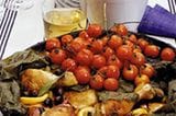 Rezept: Hähnchen mit Retsina und Oliven in Weinblättern