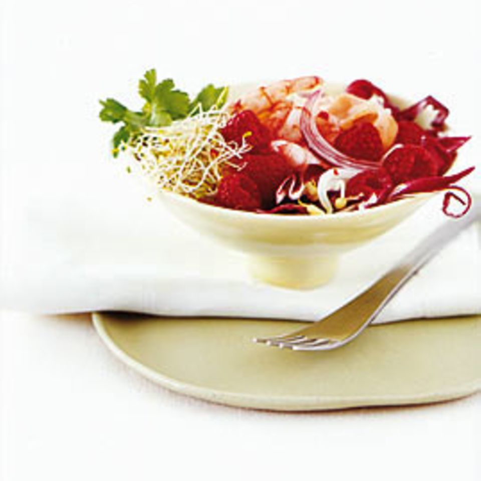 Rezept: Himbeer-Sprossen-Salat mit Shrimps und Chili-Grapefruit-Vinaigrette
