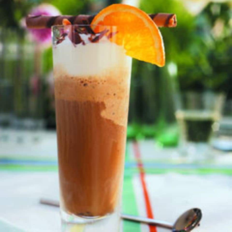 Rezept: Karamell-Eiskaffee mit Orange und Jogurtsahne