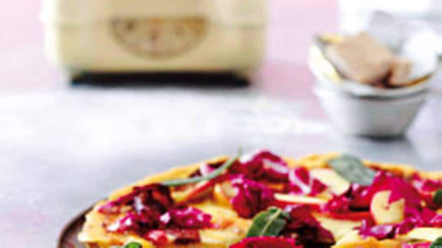 Käsepizza Rezept, Seitenansicht Der Käsepizza Mit Tomaten Und Gewürzen Auf Holztisch