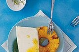 Rezept: Limetten-Parfait mit Ananas und Melisse