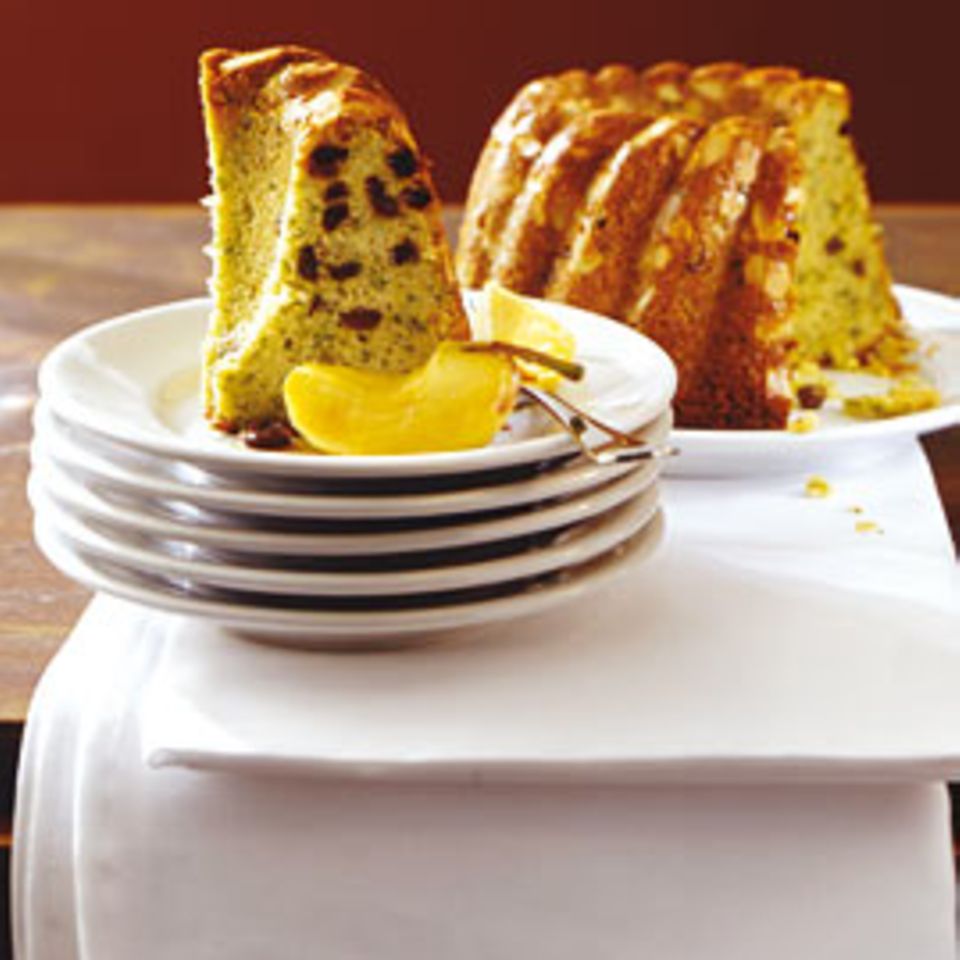 Pistazien-Gugelhupf mit Calvadosäpfeln Rezept - [LIVING AT HOME]