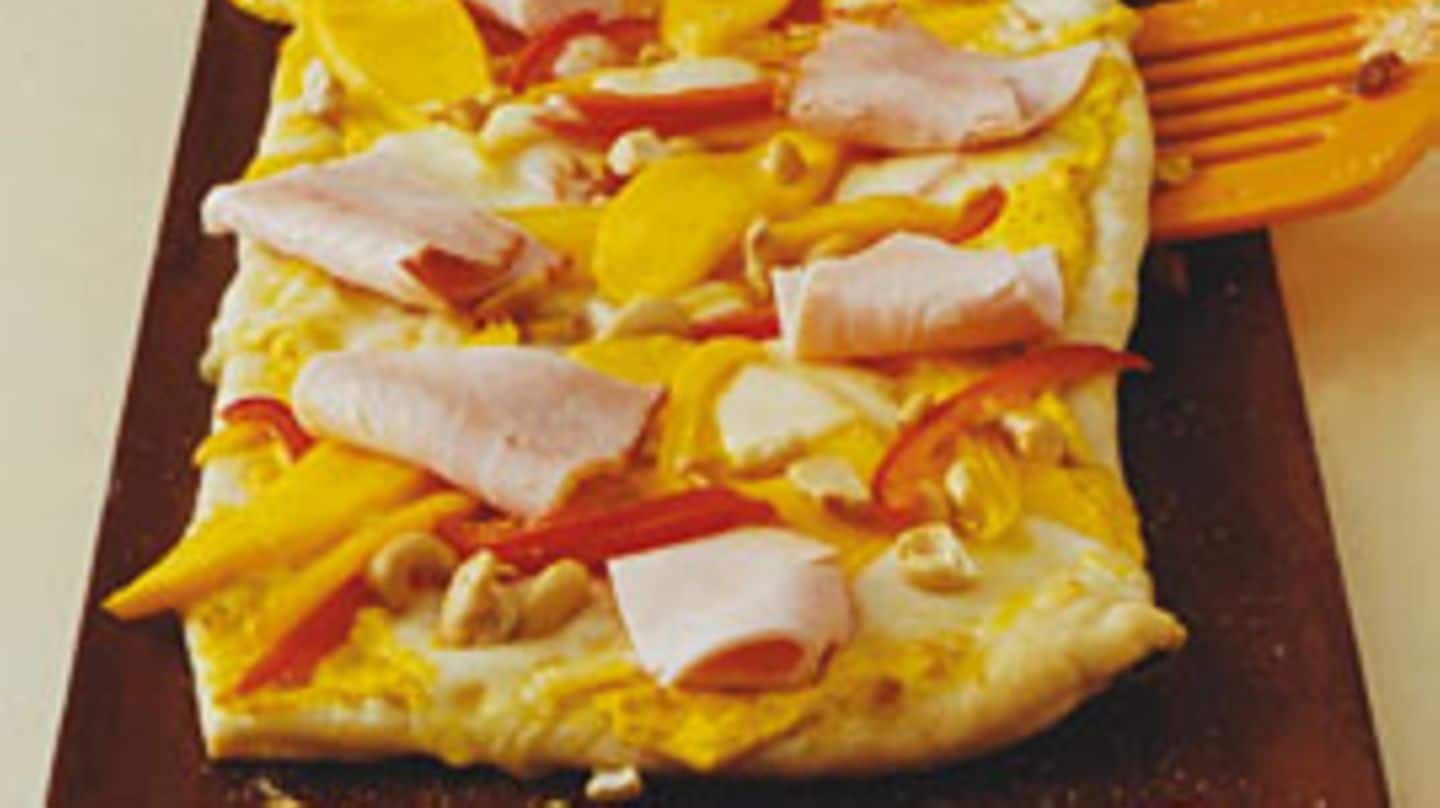 Pizza mit Mango, Pute und Paprika Rezept - [LIVING AT HOME]