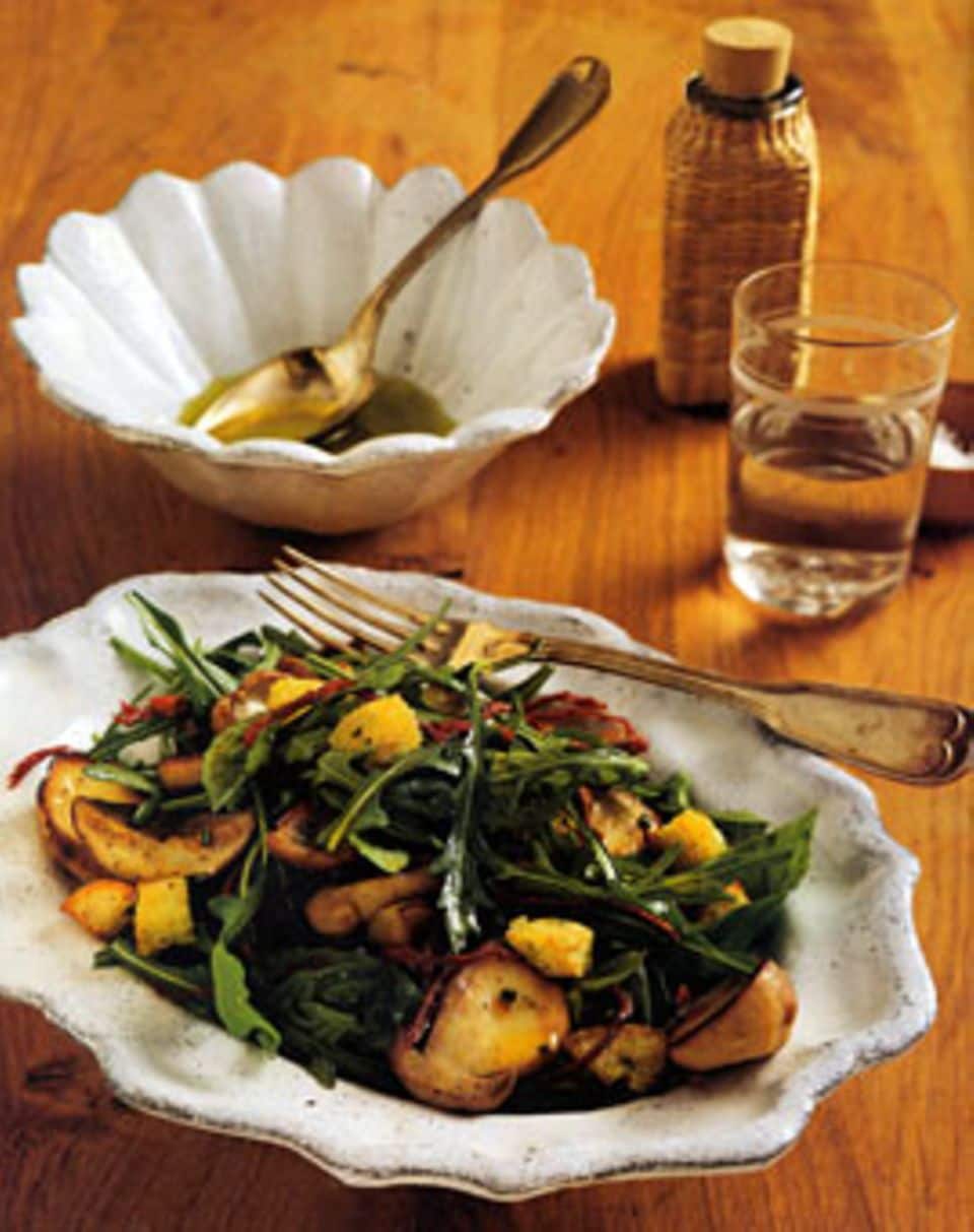Rezept: Rucola-Basilikum-Salat mit gebratenen Steinpilzen