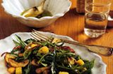 Rezept: Rucola-Basilikum-Salat mit gebratenen Steinpilzen