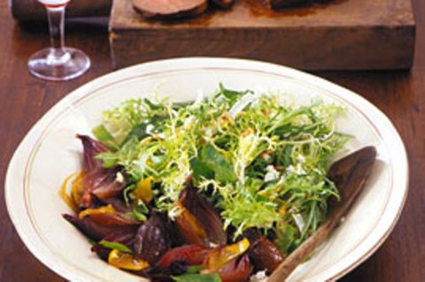 Rezept: Salat mit roten Honig-Zwiebeln und Rinderfilet