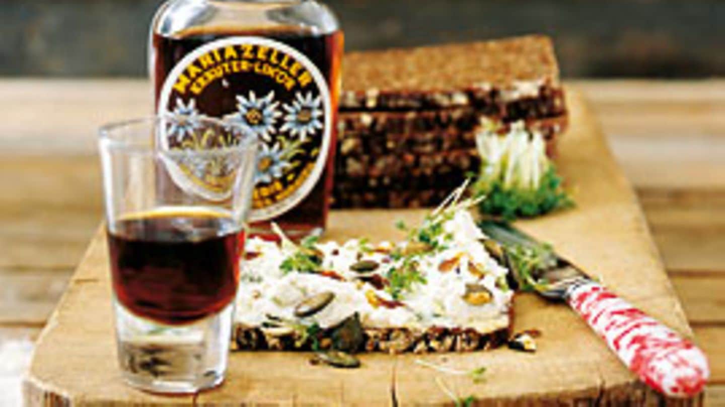 Schwarzbrot mit Schafskäse-Creme Rezept - [LIVING AT HOME]