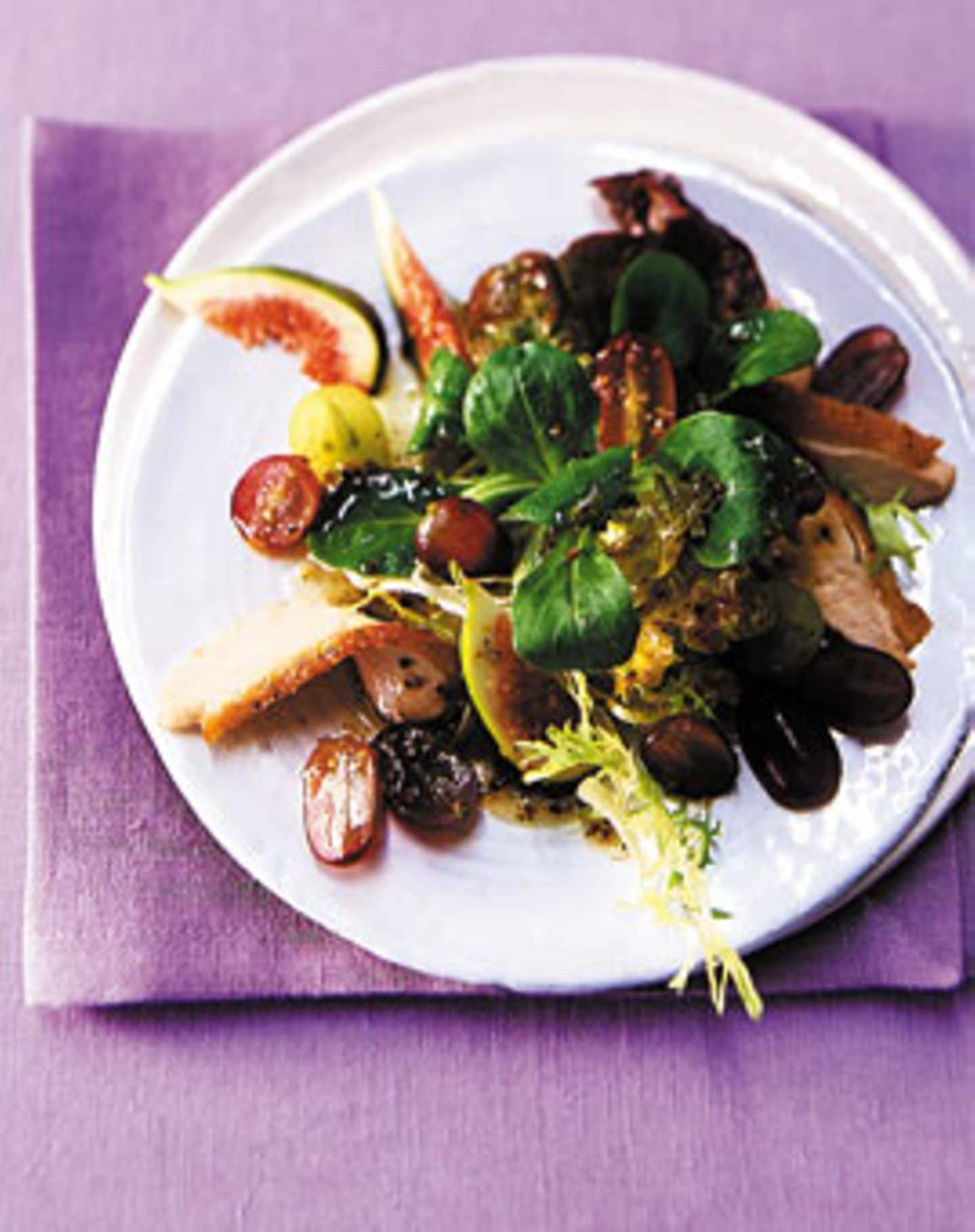 Rezept: Weintrauben-Feigen-Salat mit Ahornsirup und gebratener Perlhuhnbrust