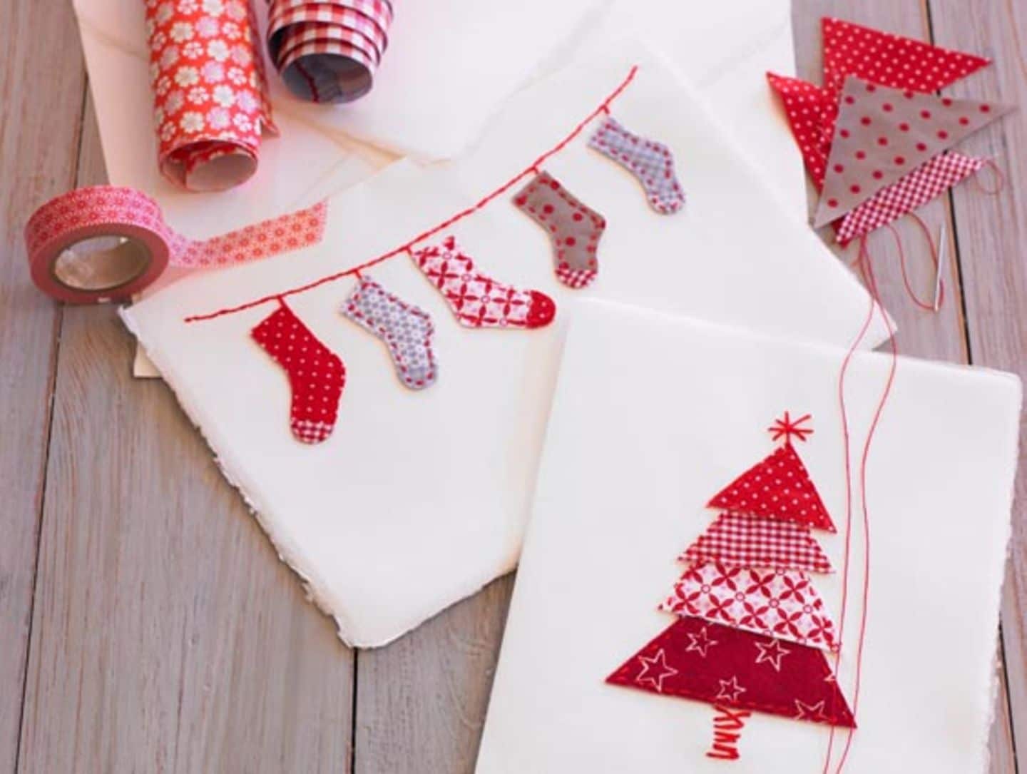 Weihnachtskarten mit aufgenähten Socken und Tannenbaum