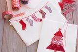 Weihnachtskarten mit aufgenähten Socken und Tannenbaum